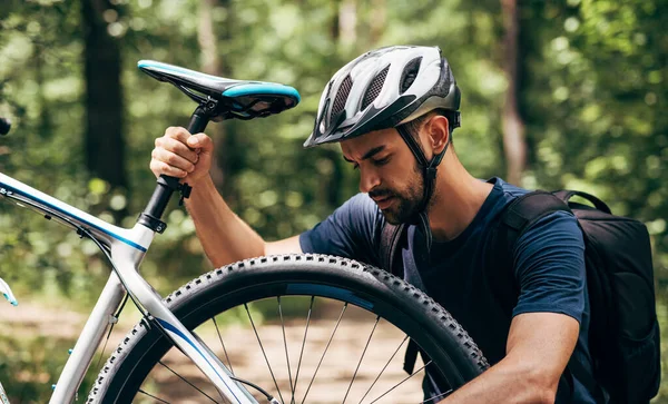 Outdoor Image Professional Cyclist Man Fixing Bicycle Brake Riding Bike — Stock Photo, Image