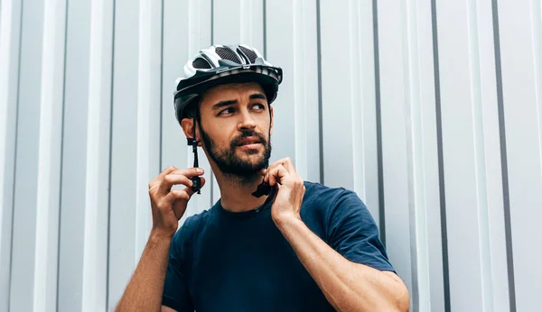 Porträtt Cyklisten Stänger Skyddshjälmen Och Tittar Bort Tänker Rutten Manlig — Stockfoto