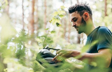 Profesyonel bisikletçinin dağda bisiklet sürdükten sonra kaskını çıkarması. Erkek sporcu dışarıda bisiklete binmeden önce hazırlanıyor.. 