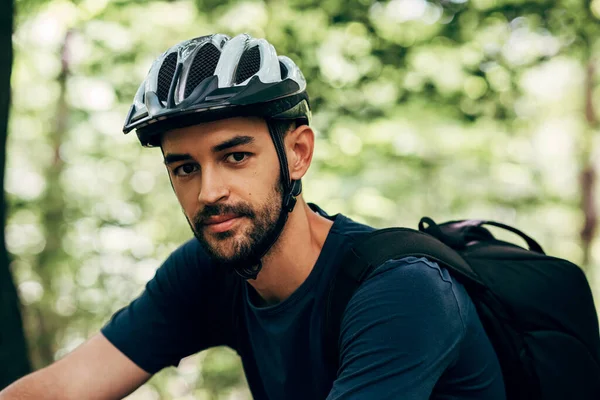 Närbild Utomhus Porträtt Stilig Cyklist Man Ridning Cykel Berget Leende — Stockfoto