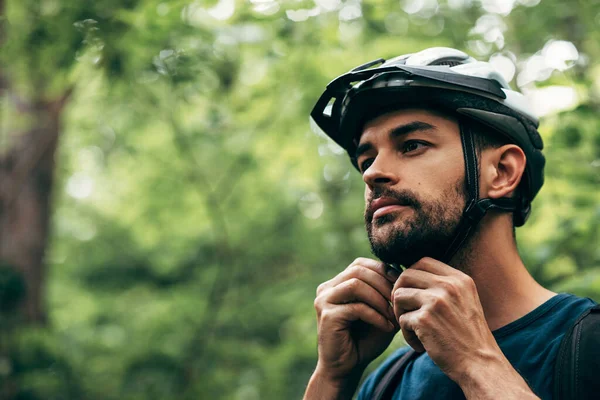 Retrato Close Jovem Desportivo Fechar Capacete Proteção Olhando Para Longe — Fotografia de Stock