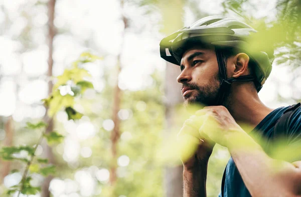 Snygg Cyklist Ung Man Stänga Skyddshjälmen Cykling Berget Manlig Idrottsman — Stockfoto