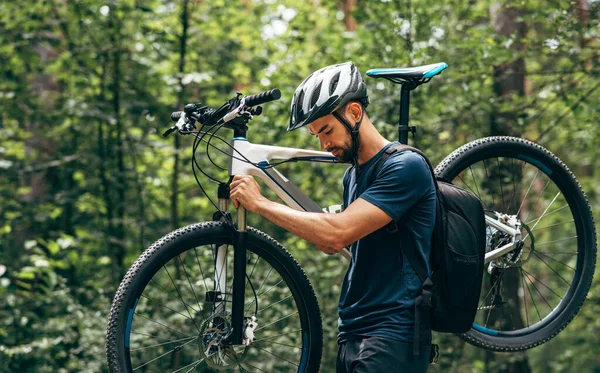 Sidovy Professionella Manliga Cyklist Cykling Bergsväg Natur Bakgrund Ung Man — Stockfoto