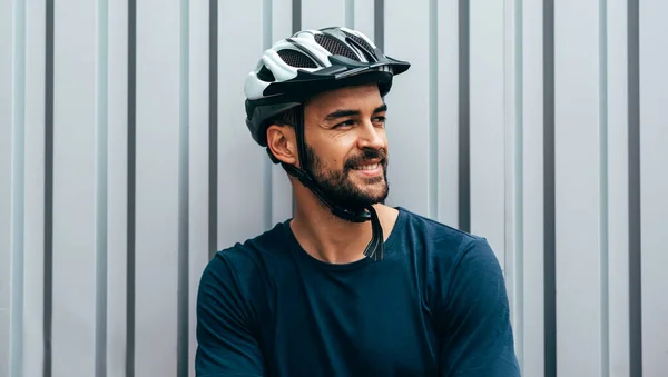 Homem Ciclista Bonito Feliz Olhando Para Lado Durante Espera Seu — Fotografia de Stock