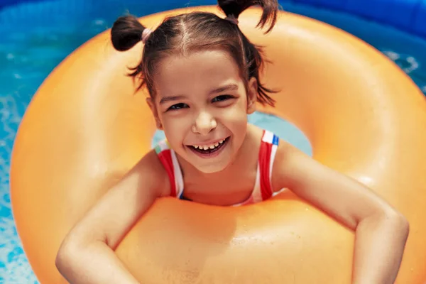 Immagine Esterna Bambino Felice Costume Bagno Colorato Che Rilassa Anello — Foto Stock