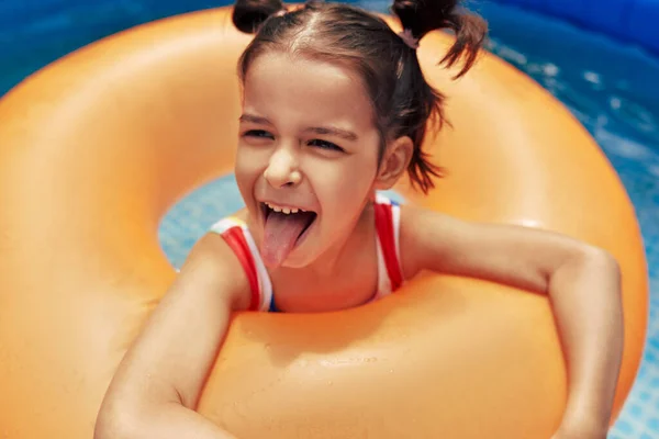 Criança Sorridente Maiô Colorido Fazendo Careta Relaxando Anel Inflável Flutuando — Fotografia de Stock