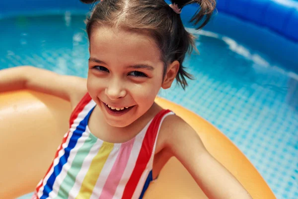 Ritratto Ravvicinato Bambino Sorridente Indossa Costume Bagno Colorato Rilassante Anello — Foto Stock