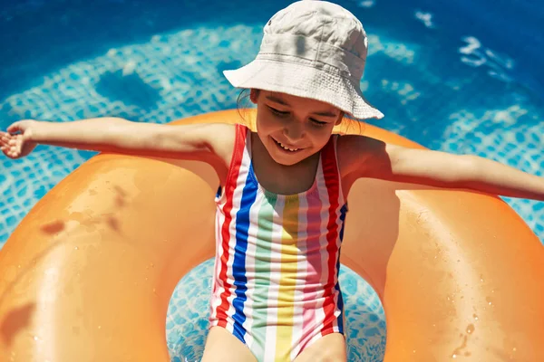 Enfant Joyeux Dans Maillot Bain Coloré Relaxant Sur Anneau Gonflable — Photo