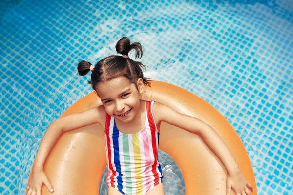 Vista Acima Criança Alegre Maiô Colorido Que Relaxa Anel Inflável — Fotografia de Stock