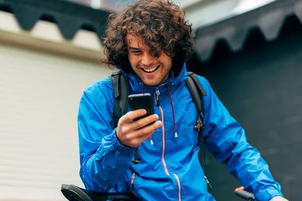 Jovem Com Cabelo Encaracolado Enviando Mensagens Celular Depois Andar Bicicleta — Fotografia de Stock