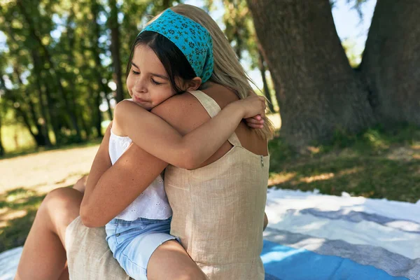 Achteraanzicht Van Schattig Dochtertje Knuffelend Teder Haar Liefhebbende Moeder Zittend — Stockfoto