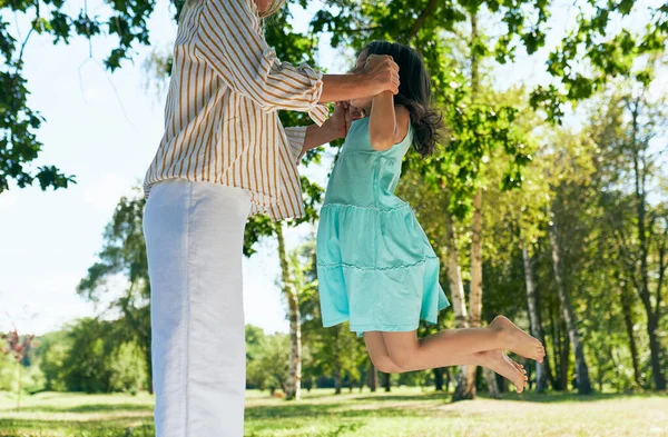 Niña Alegre Jugando Saltando Con Madre Parque Hierba Durante Picnic —  Fotos de Stock