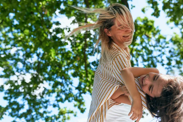 Sorrindo Mãe Amorosa Sua Linda Menina Brincando Parque Durante Piquenique — Fotografia de Stock