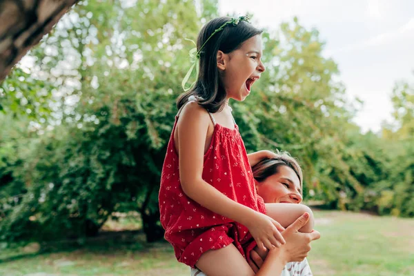 Leende Mamma Leker Och Rider Axeln Sin Dotter Parken Glad — Stockfoto