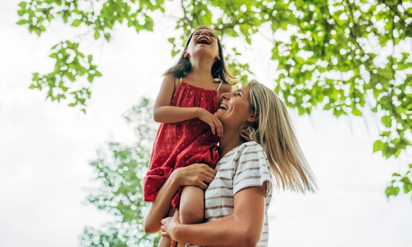 Neşeli Bir Anne Parkta Kızının Omzunda Oynuyordu Mutlu Çocuk Annesiyle — Stok fotoğraf