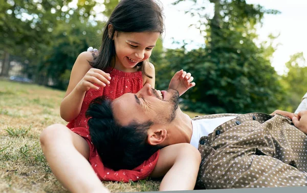 Ojciec Spędza Czas Swoim Dzieckiem Siedząc Trawie Zewnątrz Happy Cute — Zdjęcie stockowe