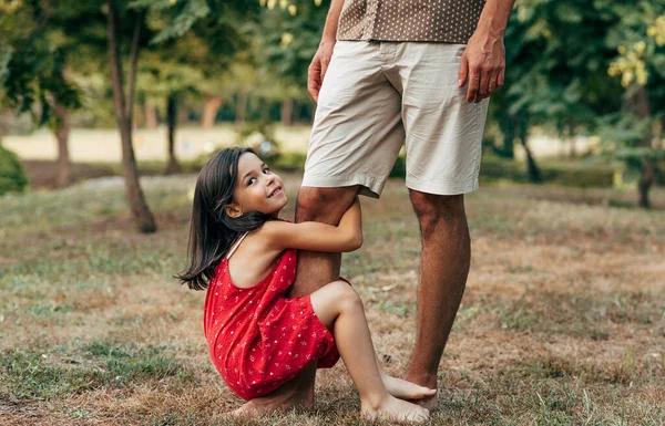 Açık Havada Babasıyla Parkta Dans Eden Küçük Bir Kızın Yatay — Stok fotoğraf