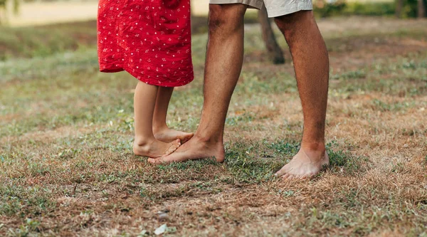 Livre Imagem Horizontal Uma Menina Dançando Com Seu Pai Parque — Fotografia de Stock