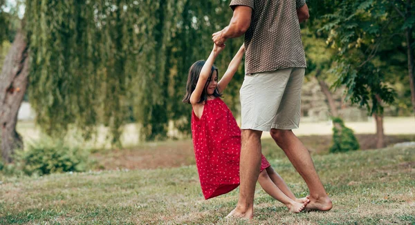 Açık Havada Babasıyla Parkta Dans Eden Küçük Bir Kızın Yatay — Stok fotoğraf