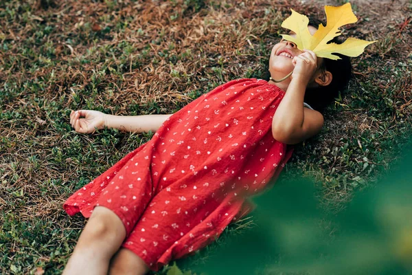 Imagem Sorrir Menina Bonito Segurando Sua Mão Grande Folha Amarela — Fotografia de Stock