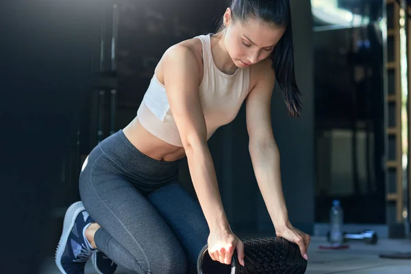 Sportieve Vrouw Doet Stretching Oefeningen Workout Sportschool Fitness Meisje Sportschool — Stockfoto