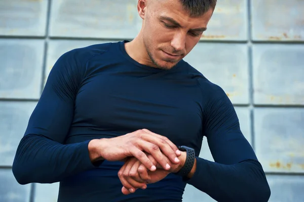 Retrato Homem Atleta Saudável Sportswear Olhando Para Baixo Para Relógio — Fotografia de Stock