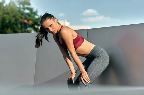 Giovane Donna Sportiva Che Riposa Dopo Gli Esercizi Stretching Nella — Foto Stock