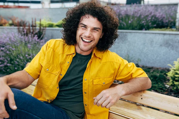 Homem Feliz Com Cabelo Encaracolado Sorrindo Amplamente Posando Para Propaganda — Fotografia de Stock