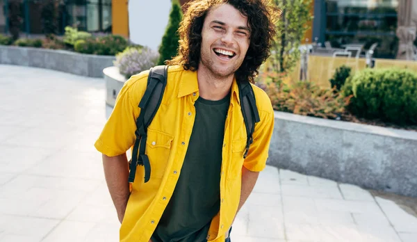 Homem Alegre Andar Rua Cidade Estudante Feliz Hipster Macho Tem — Fotografia de Stock