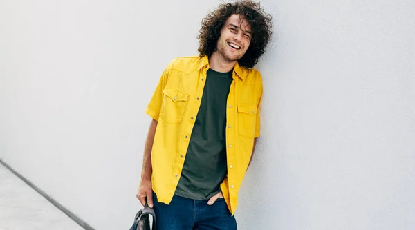 Horizontal Tiro Livre Belo Homem Sorridente Jovem Com Cabelos Encaracolados — Fotografia de Stock