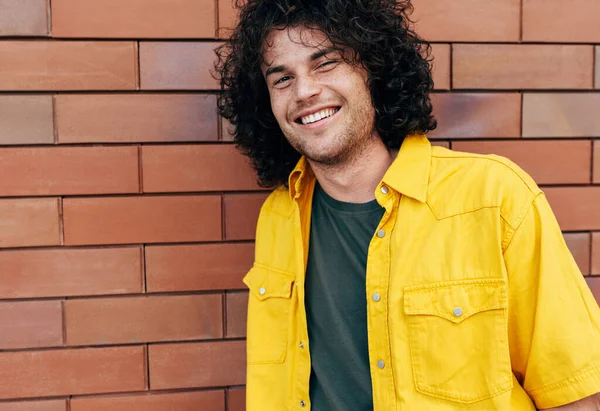 Retrato Homem Alegre Com Cabelo Encaracolado Sorrindo Amplamente Posando Para — Fotografia de Stock