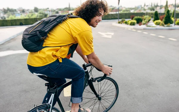 Tiro Livre Jovem Camisa Amarela Andando Bicicleta Com Mochila Rua — Fotografia de Stock