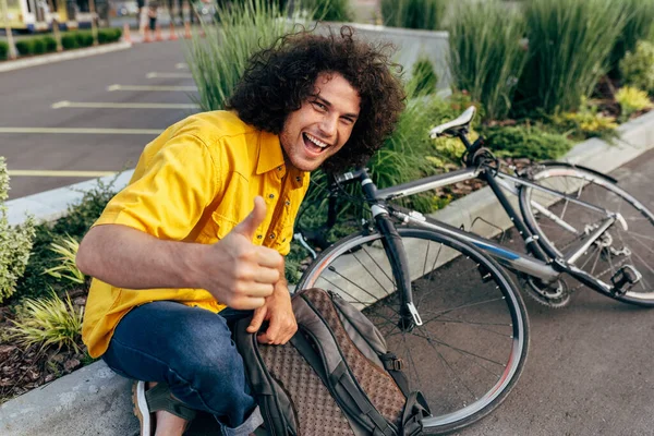 Jovem Feliz Fazendo Gesto Descansando Depois Andar Bicicleta Rua Cidade — Fotografia de Stock