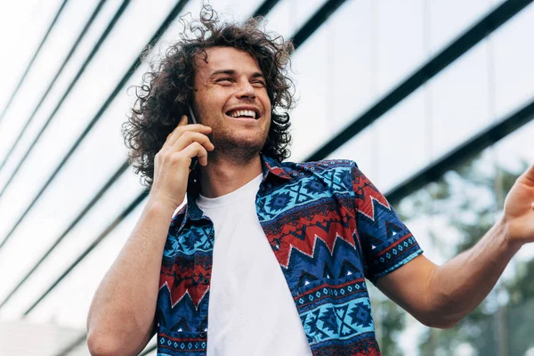 Hombre Negocios Con Pelo Rizado Tiene Expresión Alegre Mientras Habla — Foto de Stock