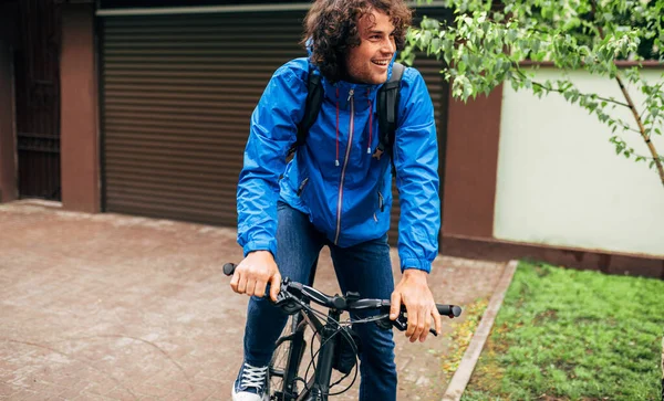 Knappe Krullende Man Fietsend Zijn Fiets Straat Naast Het Huis — Stockfoto