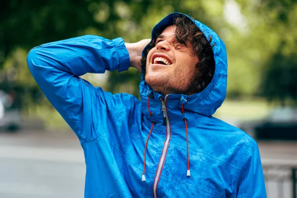 Fechar Homem Sorrindo Amplamente Vestindo Capa Chuva Azul Durante Chuva — Fotografia de Stock