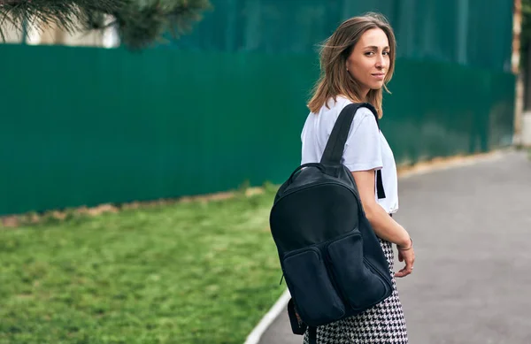 Visão Traseira Jovem Mulher Camiseta Branca Com Mochila Preta Andando — Fotografia de Stock