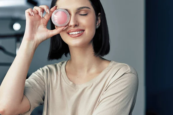 Profissional Maquiagem Artista Menina Sorrindo Posando Com Seu Produto Beleza — Fotografia de Stock