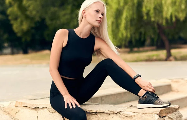 Sporty Blonde Female Black Sportswear Resting Workout Exercises Park Fitness — Stock Photo, Image