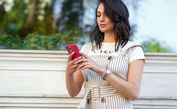 Zakenvrouw Kijkt Naar Haar Mobiele Telefoon Terwijl Straat Staat Vrouwelijke — Stockfoto