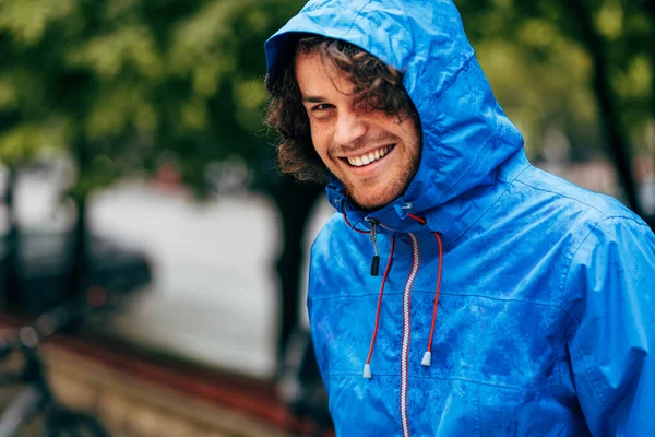 Retrato Perto Homem Feliz Sorrindo Vestindo Capa Chuva Azul Durante — Fotografia de Stock