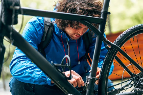 Motocyklista Naprawia Rower Jeździe Rowerze Ulicy Deszczowe Dni Mężczyzna Kurier — Zdjęcie stockowe