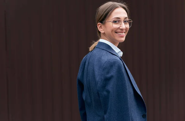 Empreendedor Feminino Sorridente Terno Azul Elegante Óculos Transparentes Perto Parede — Fotografia de Stock