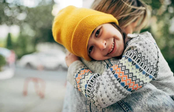 Draußen Bild Von Glücklichen Kleinen Mädchen Gelber Mütze Umarmt Ihre — Stockfoto