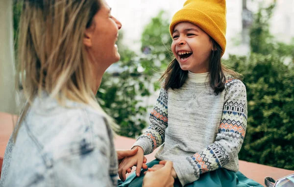 Image Vue Latérale Une Petite Fille Joyeuse Bonnet Rouge Embrassant — Photo