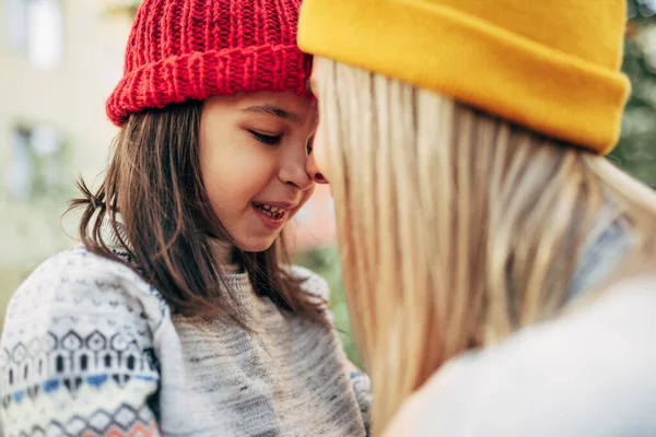 Image Rapprochée Une Heureuse Petite Fille Bonnet Rouge Embrassant Mère — Photo