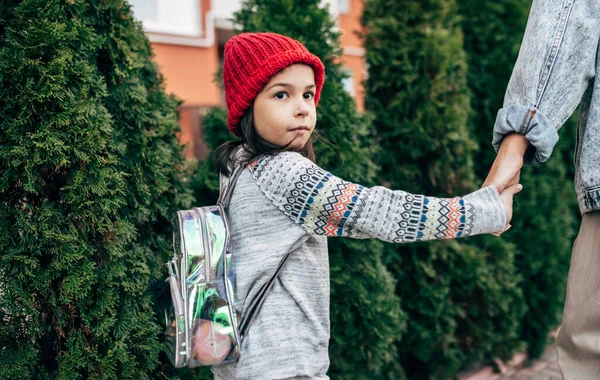 Jolie Gamine Portant Une Casquette Rouge Allant École Avec Mère — Photo