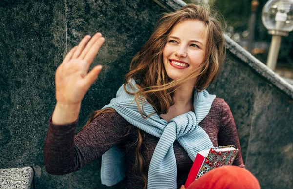 Uma Jovem Estudante Feliz Ondas Roupas Casuais Para Seu Colega — Fotografia de Stock