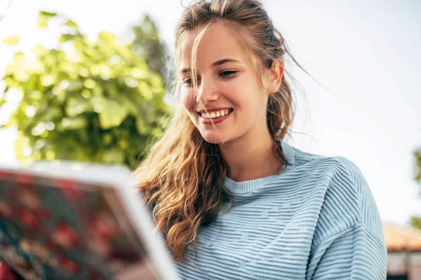 Estudante Alegre Sentada Banco Lendo Livro Livre Uma Jovem Mulher — Fotografia de Stock