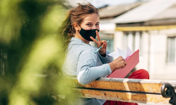 Vista Trasera Una Bonita Estudiante Con Una Máscara Protectora Sentada — Foto de Stock